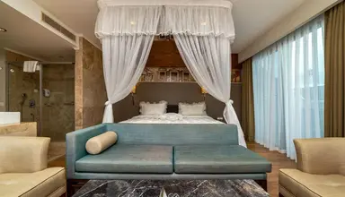 Commodore Elite Suites & Spa