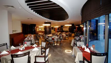 Commodore Elite Suites & Spa