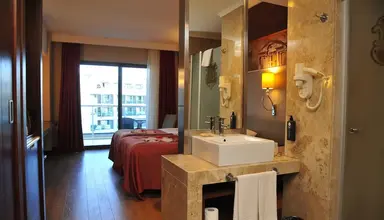 Commodore Elite Suites & Spa