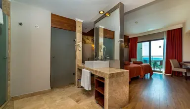Commodore Elite Suites & Spa