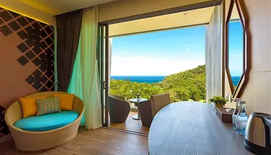Crest Resort & Pool Villas