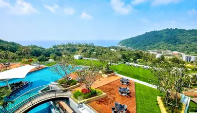 Crest Resort & Pool Villas