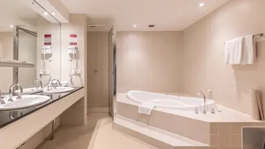Crowne Plaza (Canberra)