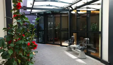 Des Etrangers