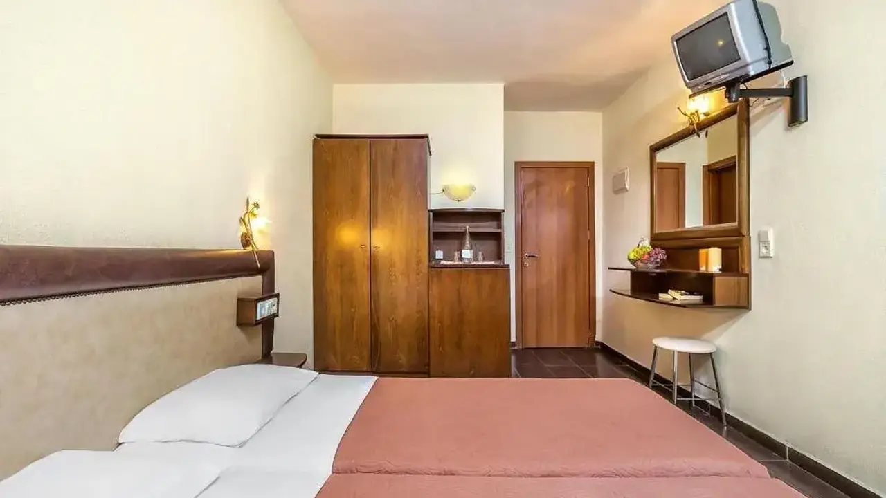 Elinotel Polis
