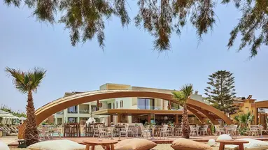 Enorme Teatro Beach Resort