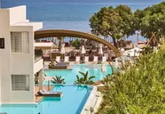 Enorme Teatro Beach Resort