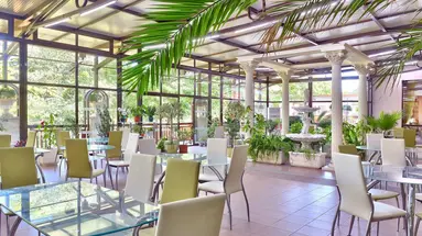 Estreya Palace & Residence