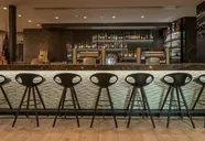 Grauer Bar