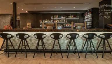 Grauer Bar