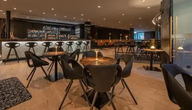 Grauer Bar