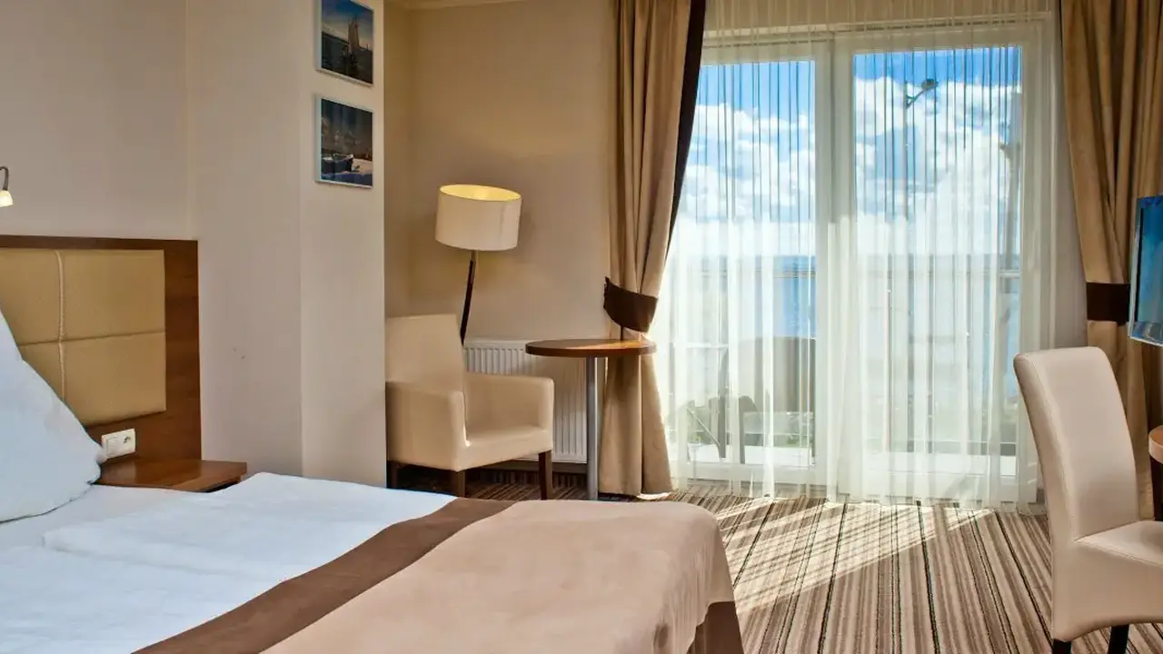 Hotel 77