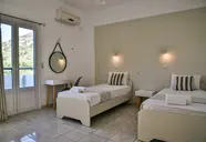 Iraklis Hotel & Apartments