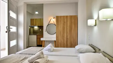 Iraklis Hotel & Apartments