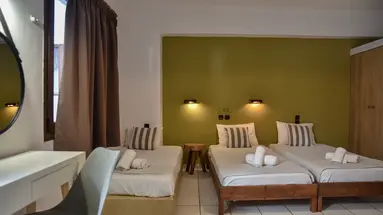 Iraklis Hotel & Apartments