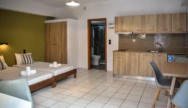 Iraklis Hotel & Apartments
