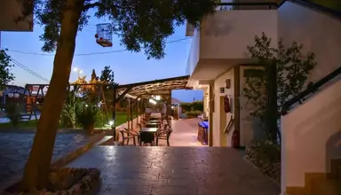 Iraklis Hotel & Apartments