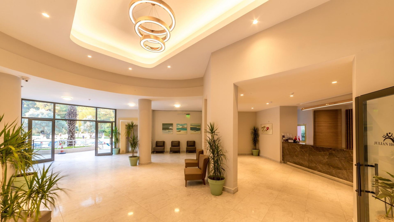 Julian Club & Julian Forest Suites