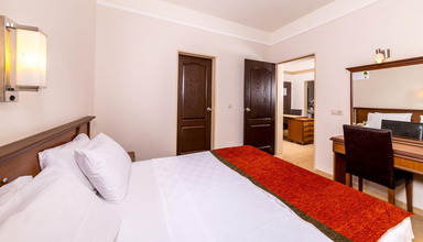 Julian Club & Julian Forest Suites