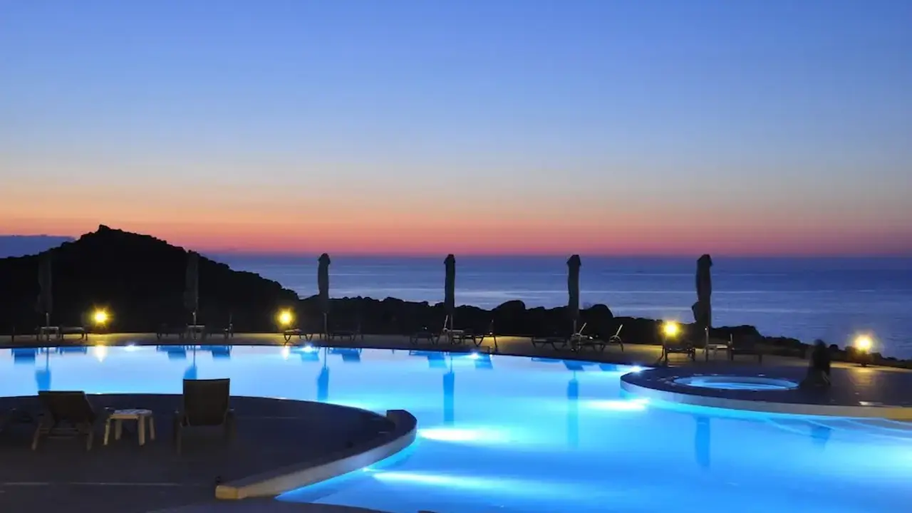 Kavos & Suites