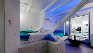 Kouros Home