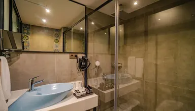 L Hotel