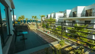 La Rosa Waves Resort