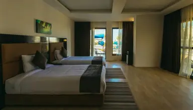 La Rosa Waves Resort