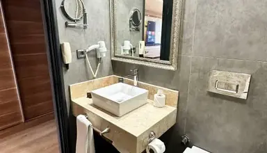 Laur Experience & Elegance