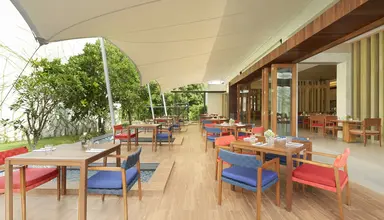 Le Méridien Phuket Mai Khao Beach Resort