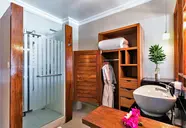 Le Peninsula Bay Beach Resort