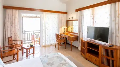 Le Peninsula Bay Beach Resort