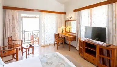 Le Peninsula Bay Beach Resort