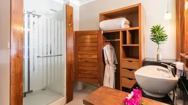 Le Peninsula Bay Beach Resort