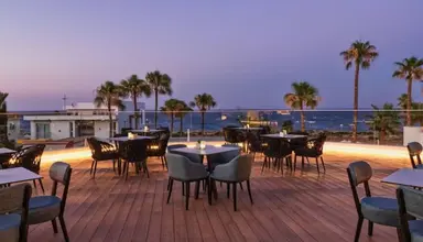 Leonardo Crystal Cove by the Sea
