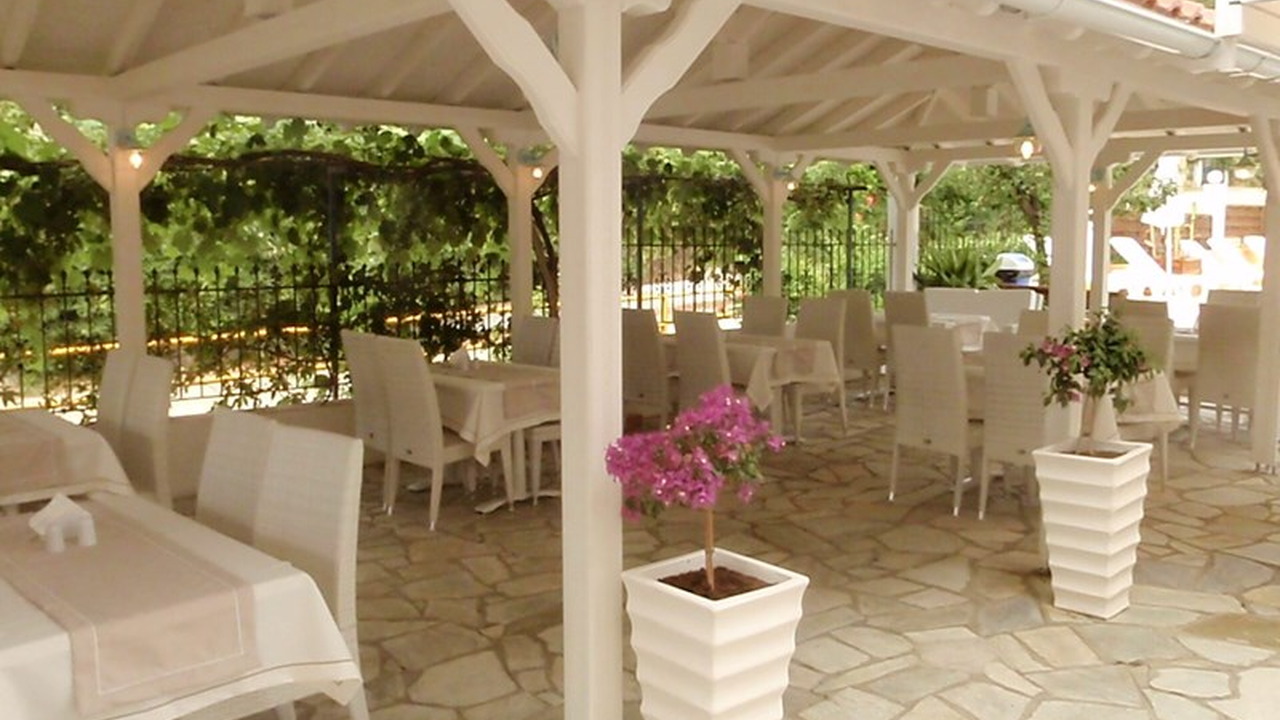 Leonidas Apartments
