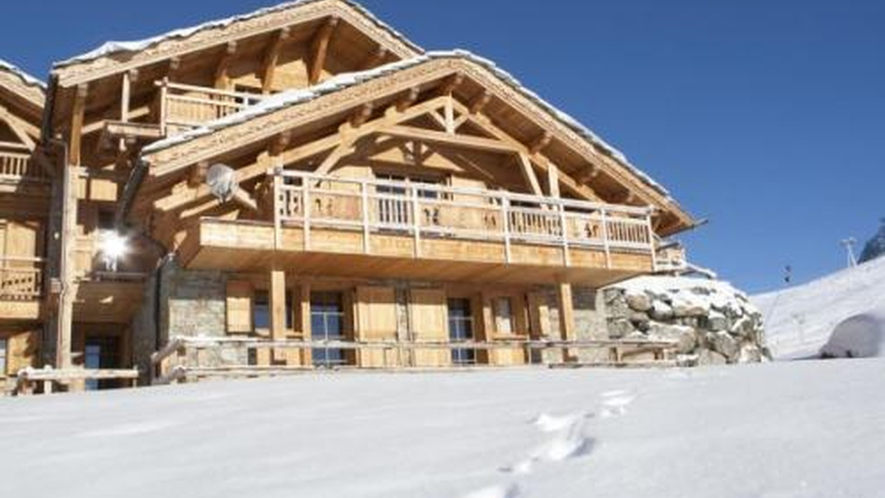 Les Chalets De L'Altiport