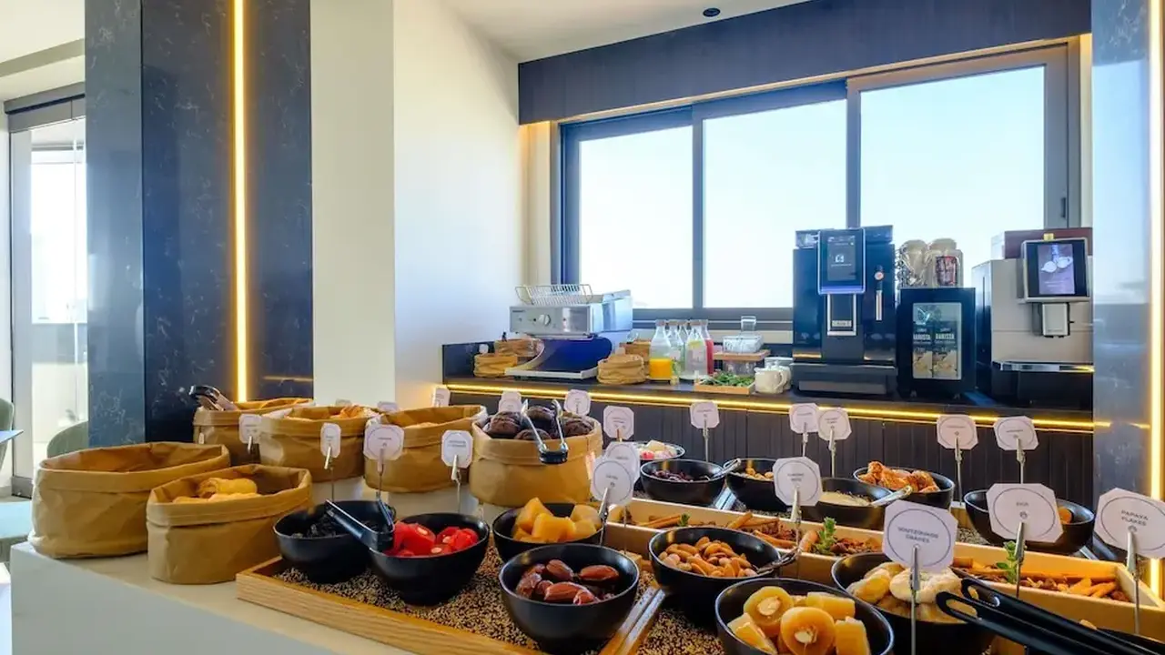 Mercure Larnaca Finikoudes Beach