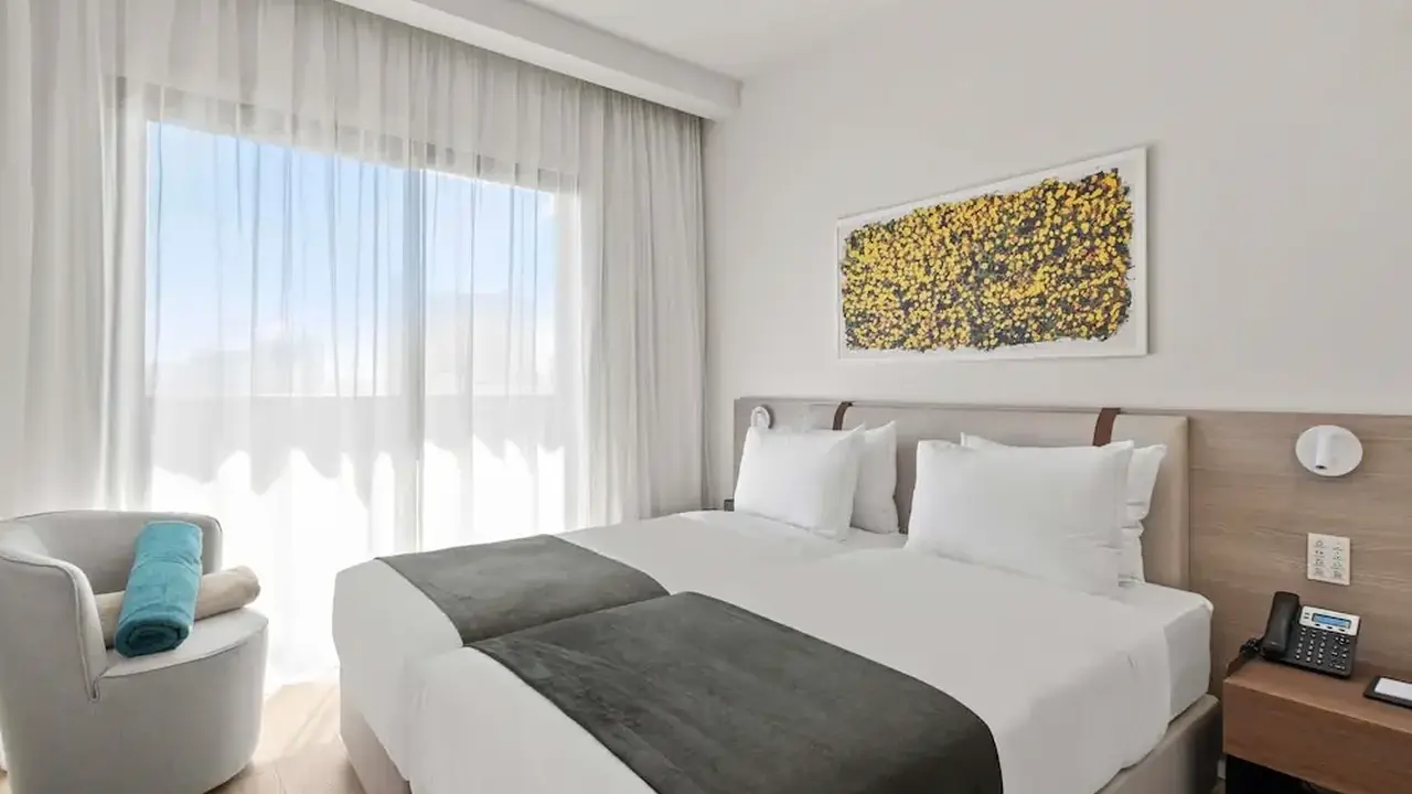 Mercure Larnaca Finikoudes Beach