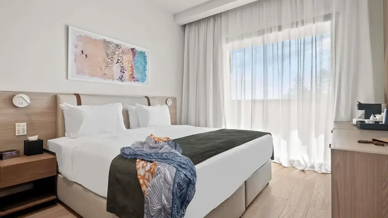Mercure Larnaca Finikoudes Beach