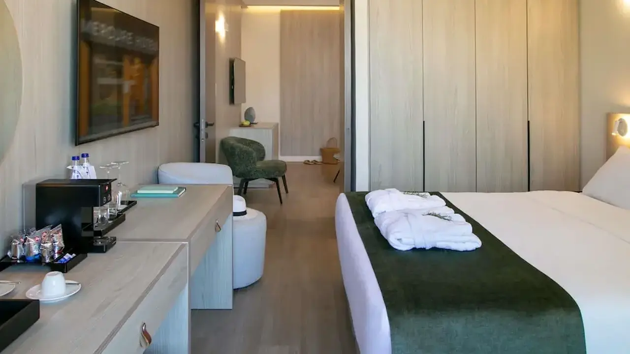 Mercure Larnaca Finikoudes Beach