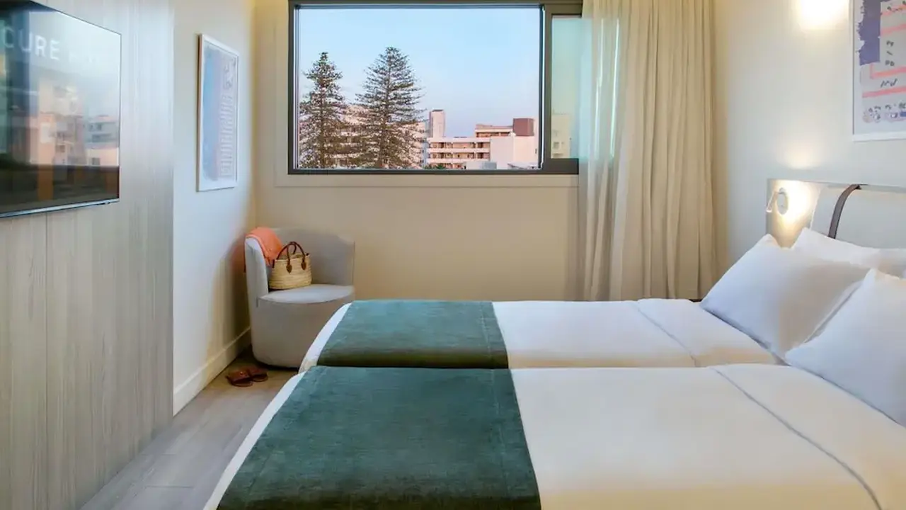 Mercure Larnaca Finikoudes Beach