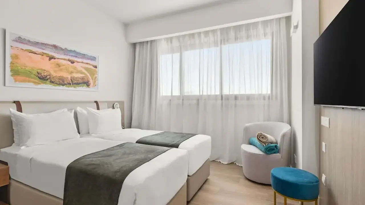 Mercure Larnaca Finikoudes Beach