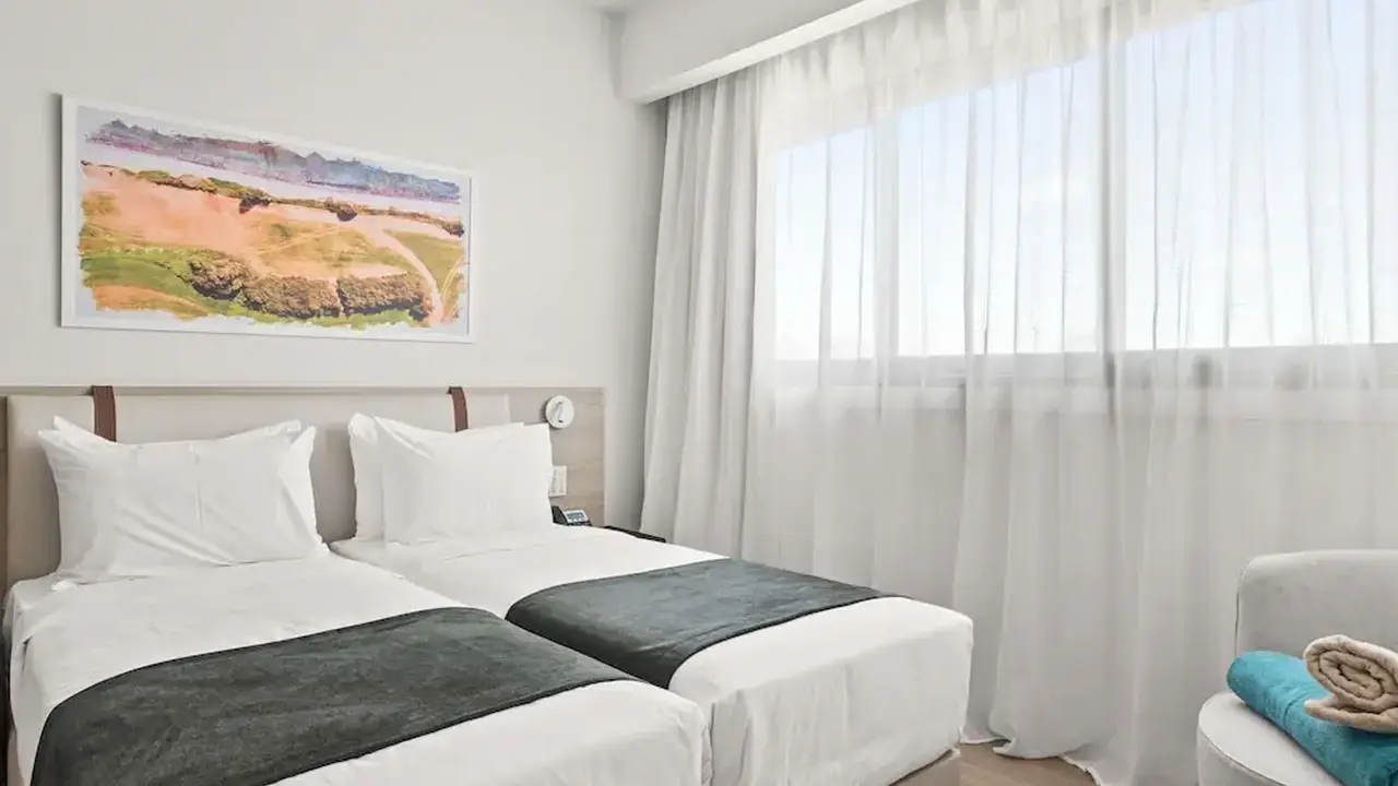 Mercure Larnaca Finikoudes Beach