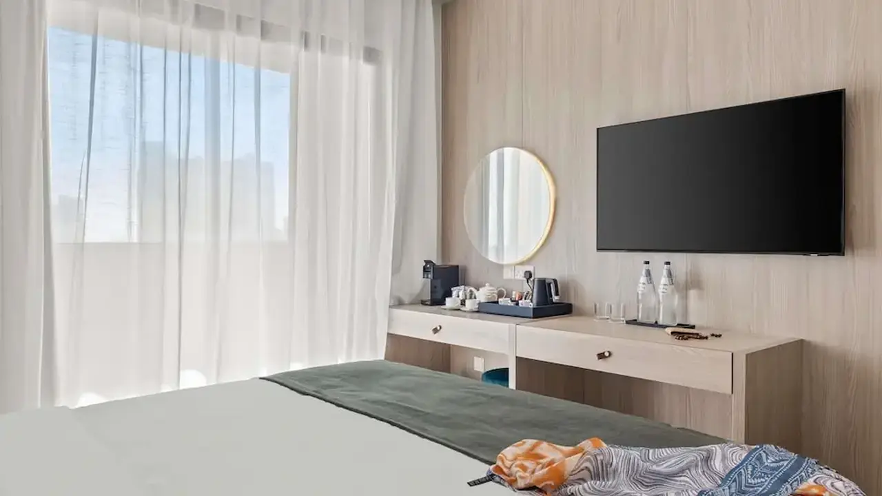 Mercure Larnaca Finikoudes Beach