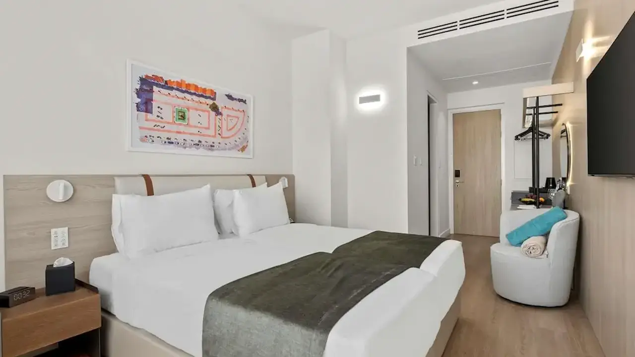 Mercure Larnaca Finikoudes Beach