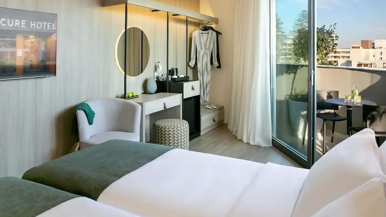 Mercure Larnaca Finikoudes Beach
