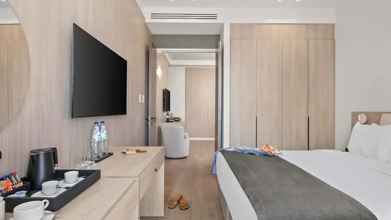 Mercure Larnaca Finikoudes Beach