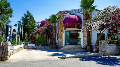 Moonshine Hotel & Suites