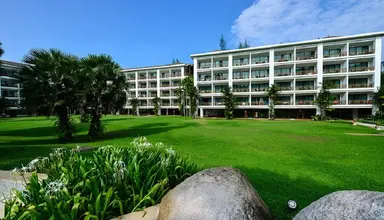 Naithonburi Beach Resort